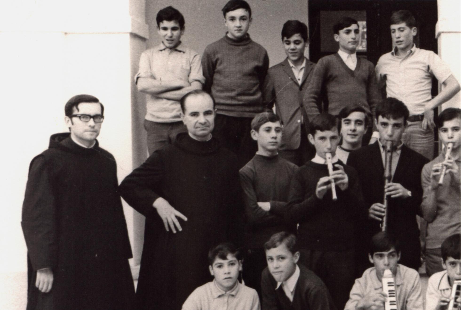Irmãos e Escolares no claustro da Escola, década de 1970